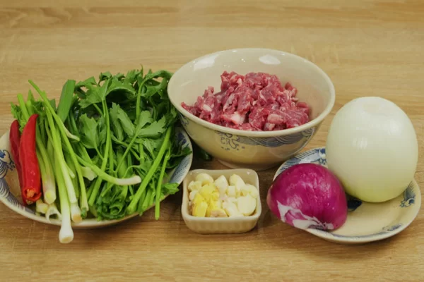 Các nguyên liệu làm món bò xào hành tây
