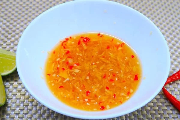 Chén nước mắm gừng cay thơm