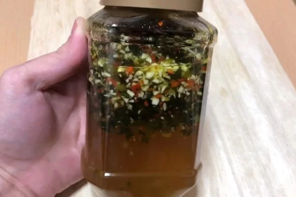 cho nước mắm vào hũ đậy kín để bảo quản