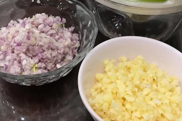 Tỏi và hành tím băm nhuyễn.
