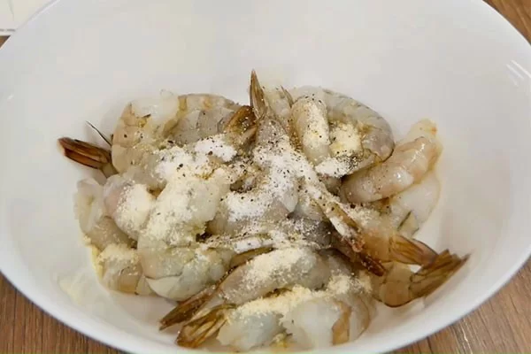 Ướp tôm trước để thấm gia vị, kho sẽ ngon hơn