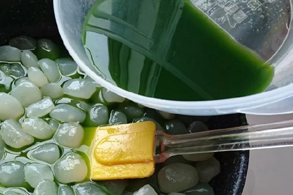 Ướp hạt đác với đường và nước lá dứa