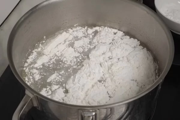 Cho bột vào khi nước dùng còn ấm vừa