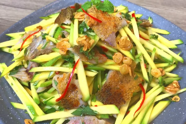 Gỏi xoài khô cá sặc là đặc sản trứ danh của miền Tây