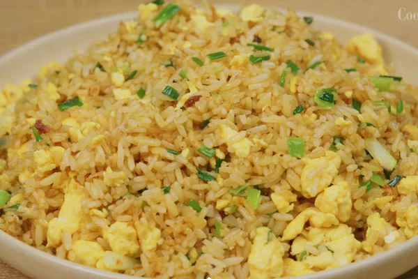 Đĩa cơm rang trứng vàng ươm, thơm lừng