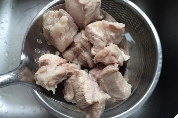 Hầm sườn trong thời gian dài để thịt mềm