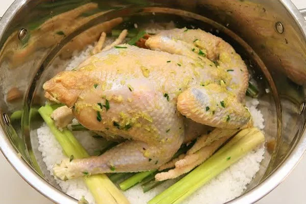 Món gà luộc với muối hột vẫn ngon