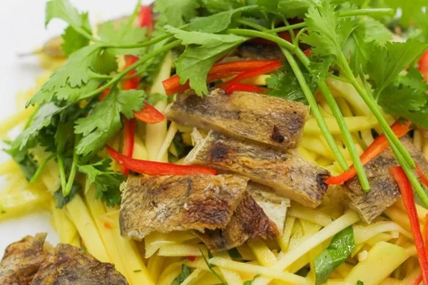 Món gỏi xoài khô cá sặc lạ miệng nhưng cực thơm ngon,