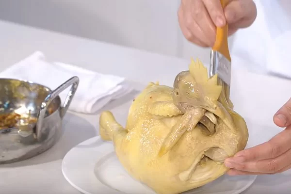 Xử Lý Gà Sau Khi Luộc Để Da Săn Chắc Và Bóng Đẹp