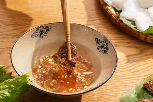 Chả rươi ăn kèm với bún hoặc cơm trắng