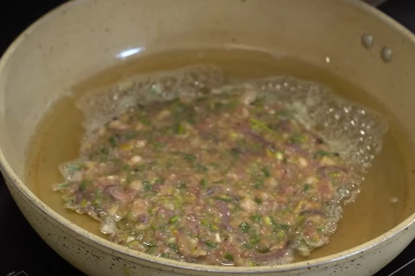 Làm Nóng Chảo Và Chuẩn Bị Rán