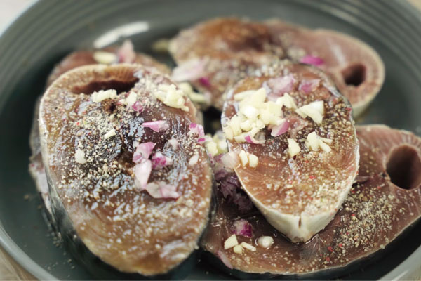 Nêm nếm các gia vị vào ướp để cá thấm đều