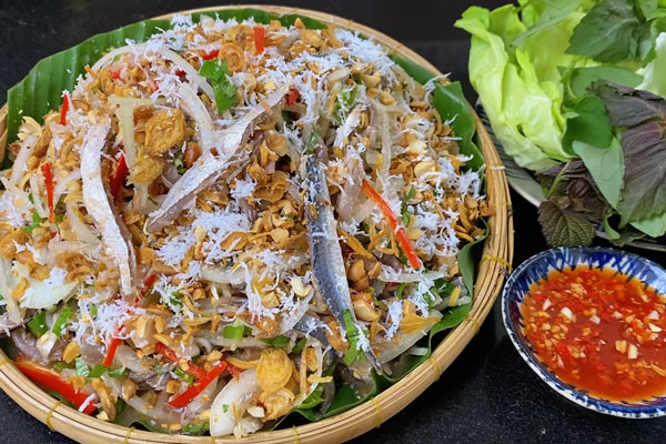Trang trí gỏi cá trích và các nguyên liệu ăn kèm